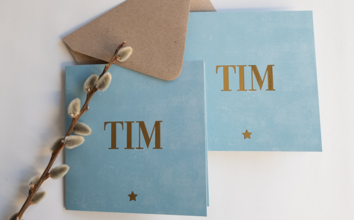 Tim vierkant geboortekaartje jongen met goudfolie en licht blauwe watercolor sfeer met envelop