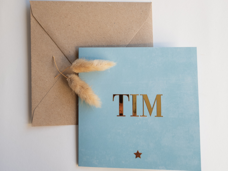 Tim vierkant geboortekaartje jongen met goudfolie en licht blauwe watercolor sfeer met envelop