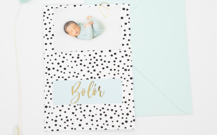 geboortekaartje jongen met goudfolie zwart witte stipjes met blauw en foto kaartje bolor