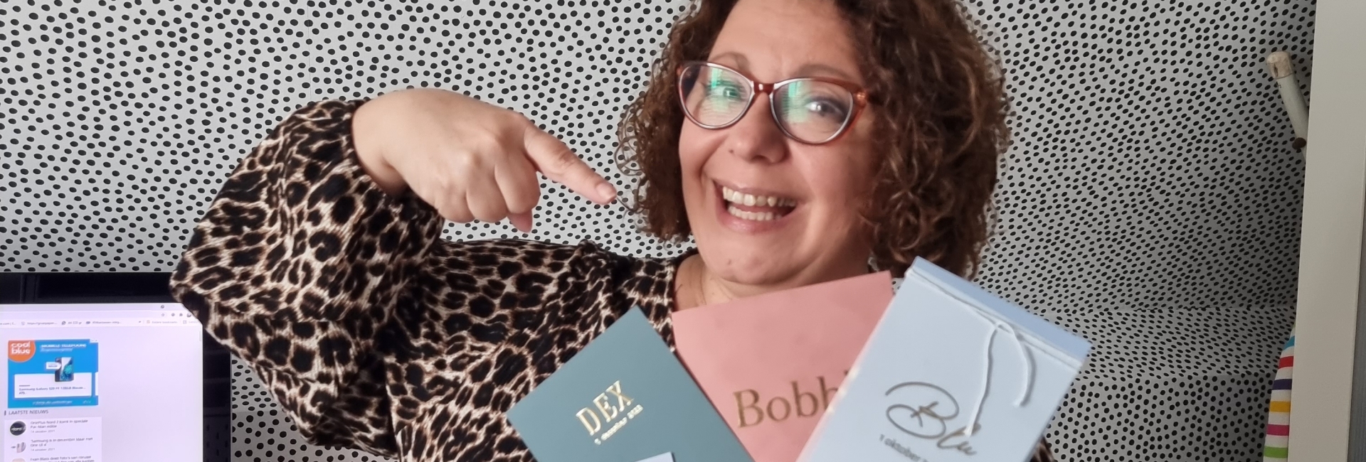 concetta wijst naar geboortekaartjes hippe geboortekaartjes en luxe trouwkaarten met goudfolie of transparant kalkpapier