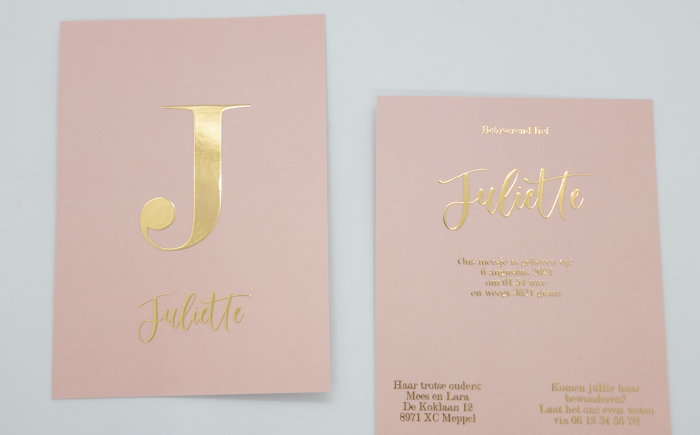 geboortekaartje meisje met goudfolie roze en grote hoofdletter Juliette