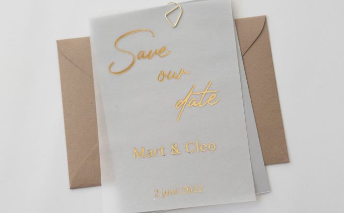 Save the date kaarten met transparant kalkpapier en goudfolie Mart en Cleo
