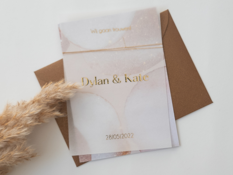 Trouwkaart met transparant goudfolie en champagne achtergrond Dylan en Kate
