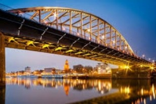 Afbeelding van de stad Arnhem (John Frost Brug bij zonsondergang)