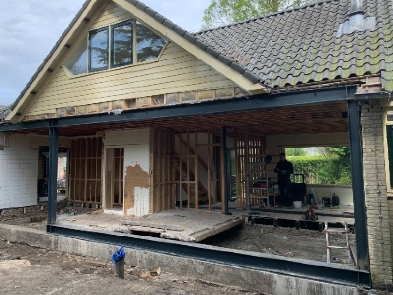 Aanbouw met grote geveldoorbraak