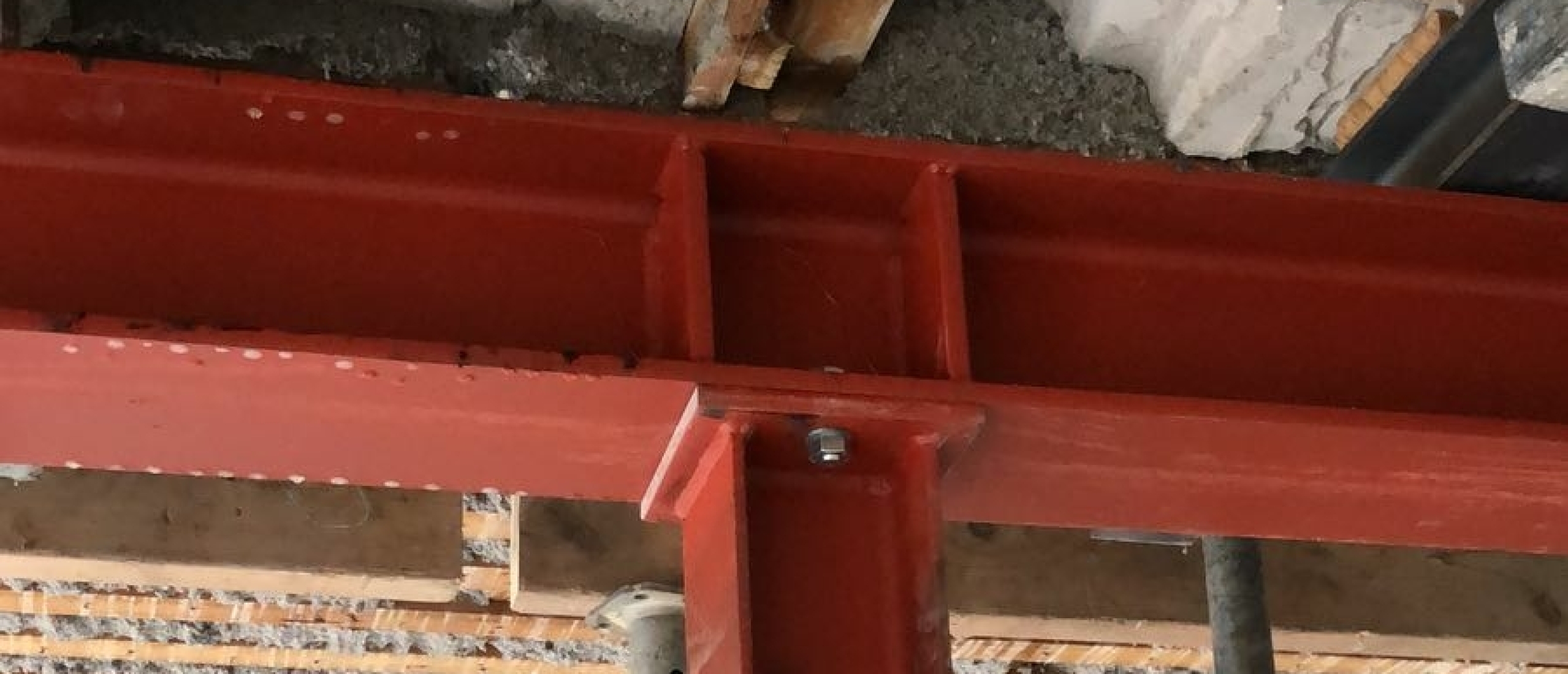Staaldetail ligger - tussenkolom