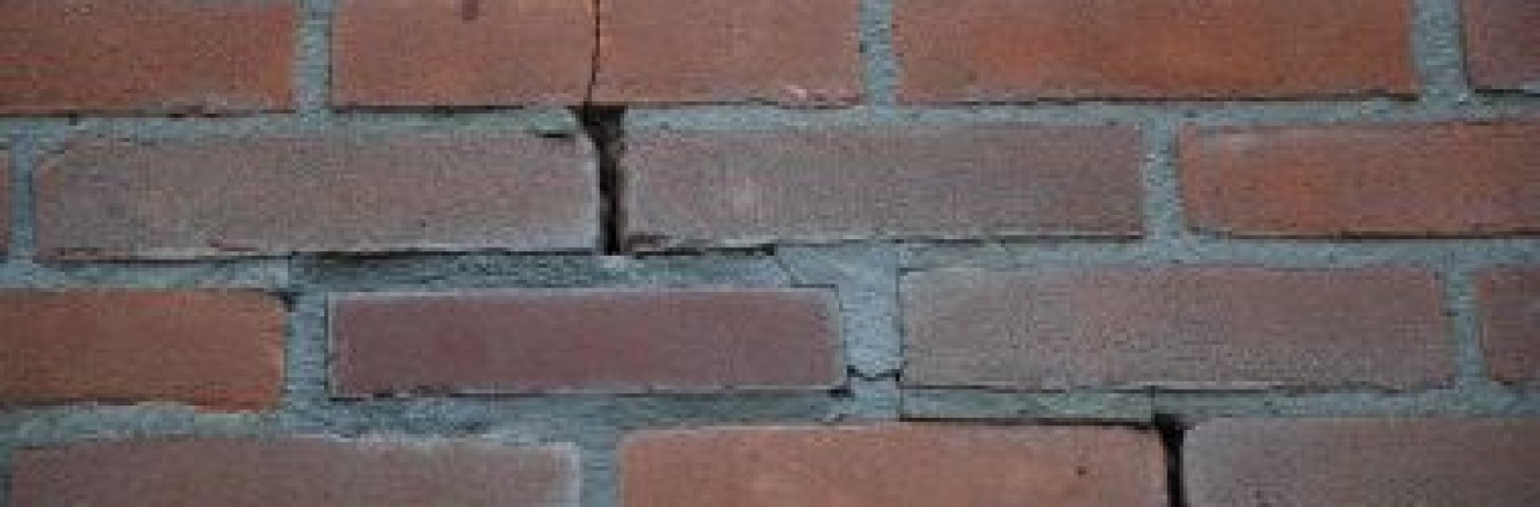 Welke scheuren in muren zijn gevaarlijk?