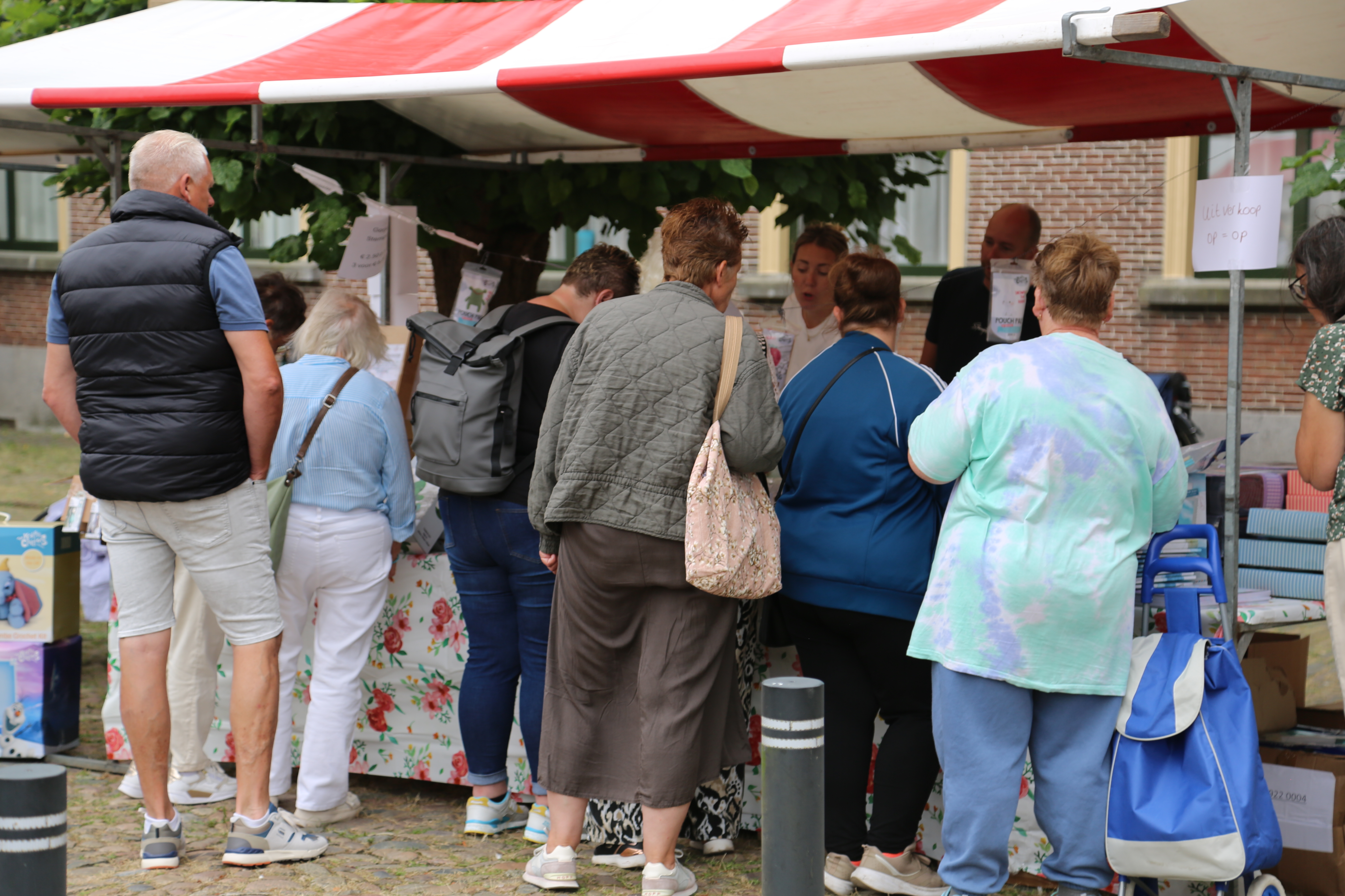 Creatieve kraam met bezoekers in Kampen