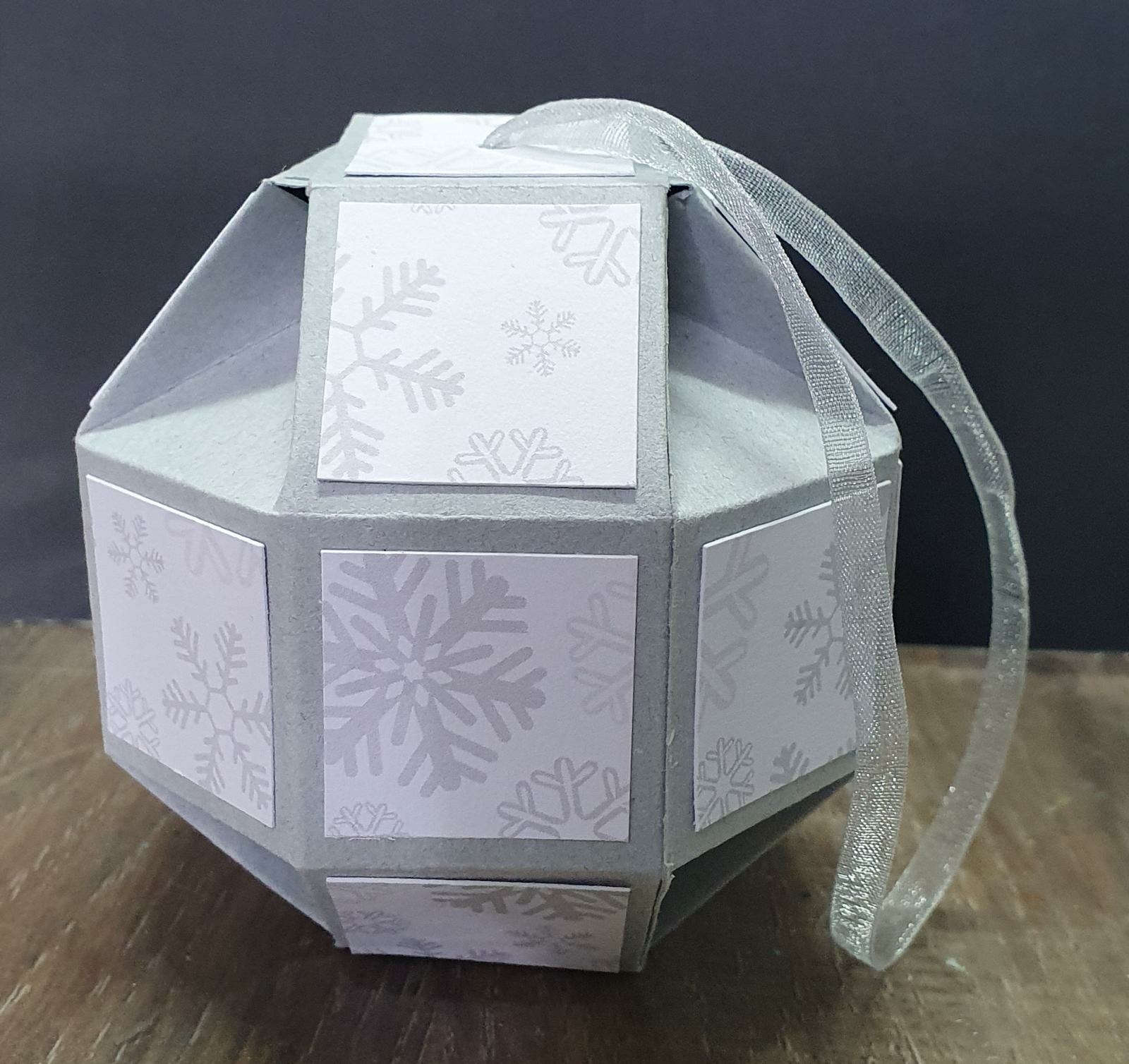 Decoratieve kerstbal workshop tijdens Creaspektakel