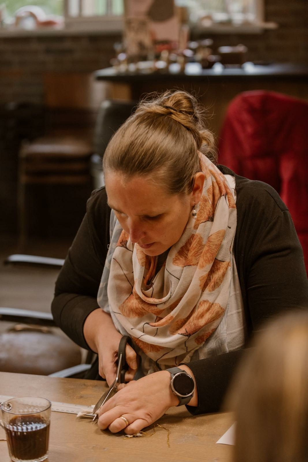Leentje de Vos tijdens haar sieraden workshop bij Creaspektakel