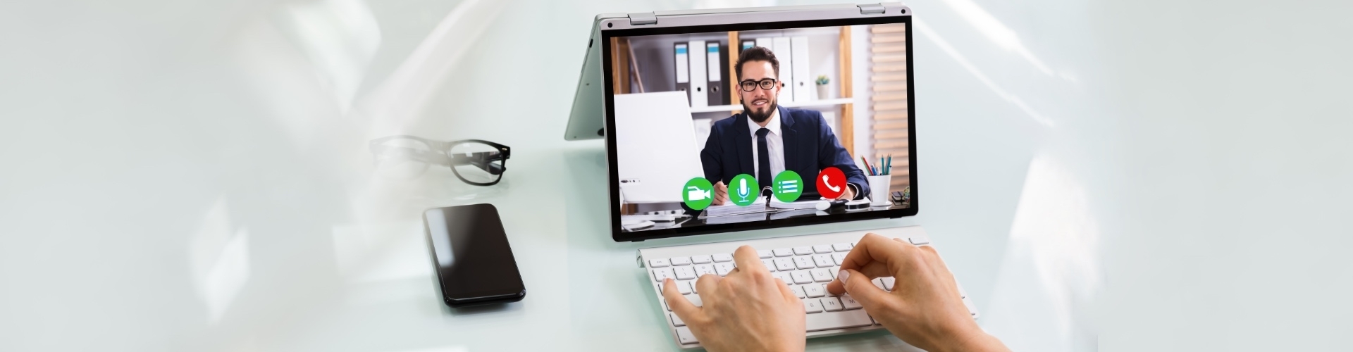 CRM coach helpt projectmanager in videocall