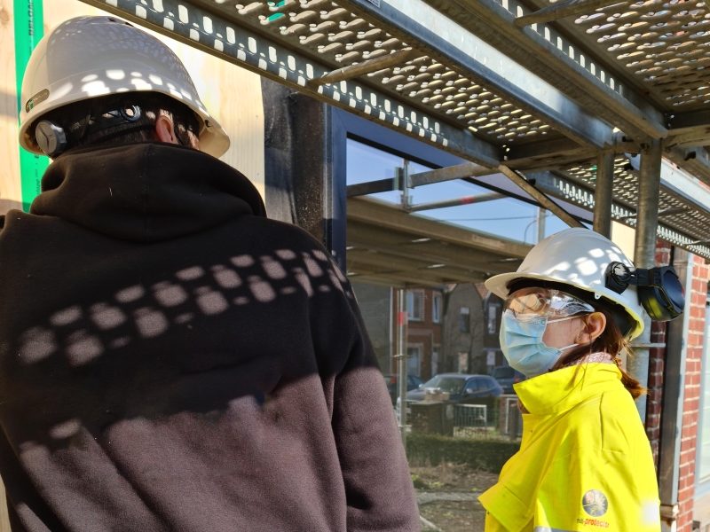Werfbezoek bij klant. Houtskeletwanden werden gemonteerd tijdens de rondgangen. De prefab elementen werden in gehesen tot montering. Een constructieve veiligheidsrondgang met de werfleider werd uitgevoerd waarbij een veilige werkuitvoering besproken werd.