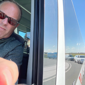 Marcel Slikker in de bus van Texeltours