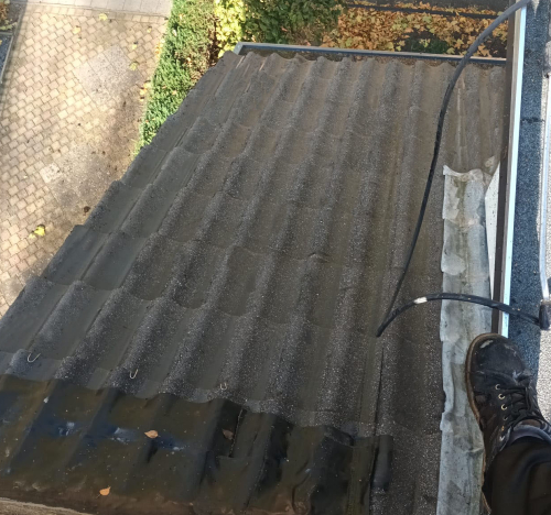 Dakpannen reinigen en schoonmaken voor de langste levensduur van de dakpannen
