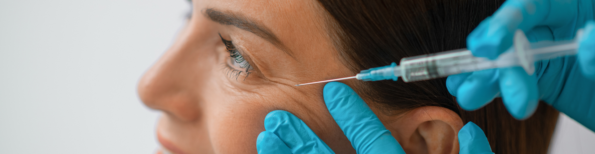 Vrouw krijgt een veilige Botox behandeling bij De Botoxbar in Ottoland voor een natuurlijk resultaat – specialist in Botox behandelingen voor gezicht, voorhoofd en kraaienpootjes.