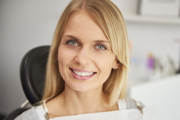 Vrouw met ontspannen, frisse uitstraling na een Botox behandeling voor fronsrimpels bij De Botoxbar in Ottoland – natuurlijk resultaat met behoud van mimiek dankzij Azzalure (Galderma).