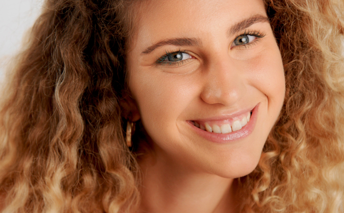 Botox voorhoofd – zichtbaar resultaat na 2 weken Vrouw met frisse, ontspannen uitstraling na Botox voorhoofd behandeling