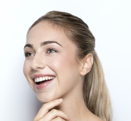 Vrouw met een frisse, natuurlijke uitstraling na een Botox behandeling bij De Botoxbar in Ottoland – subtiel resultaat zonder verlies van mimiek, met gebruik van Azzalure (Galderma).