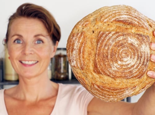 Marije met ambachtelijk brood in haar hand