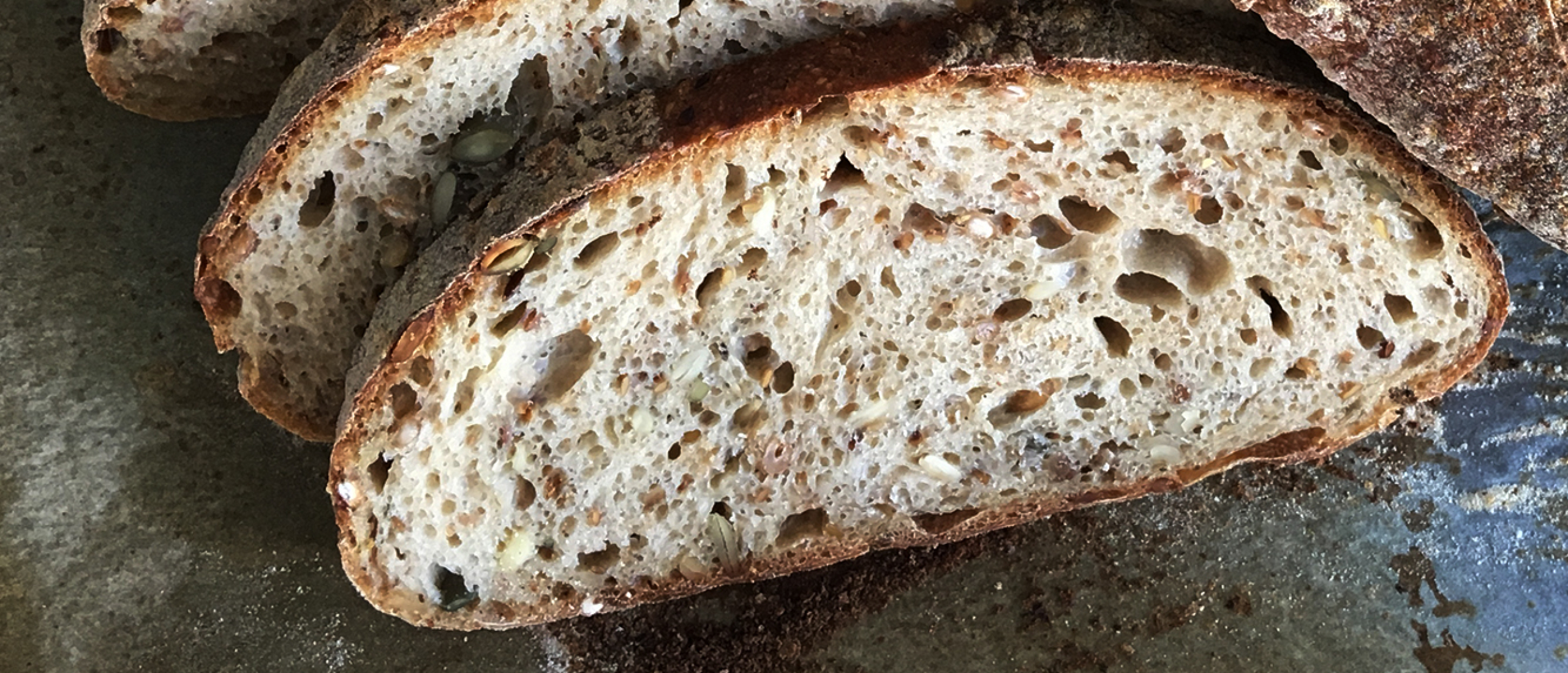 Boerenbruin sneetjes met pitjes en zaden Marije Bakt Brood