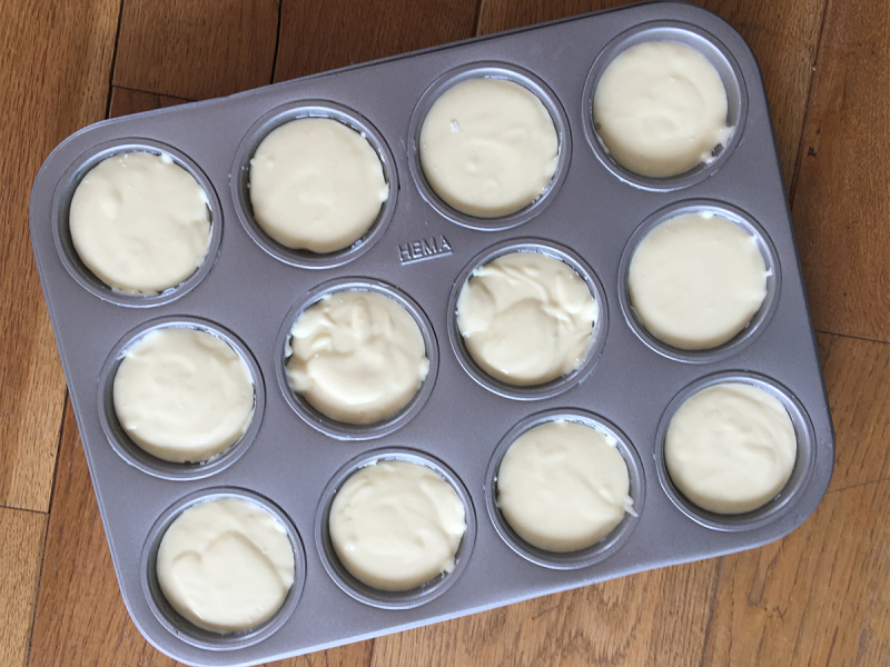 Braziliaanse kaasbroodjes beslag in bakvorm - Marije Bakt Brood