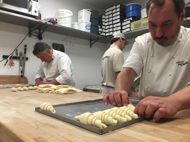 Nachtelijke opnames in de bakkerij van Pichard in Parijs, croissants maken, Meesterbakker Robèrt van Beckhoven op de achtergrond