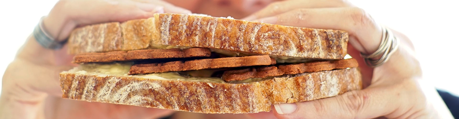 Ambachtelijk brood bakken - Marije eet desembrood met roomboter en 3 speculaasjes