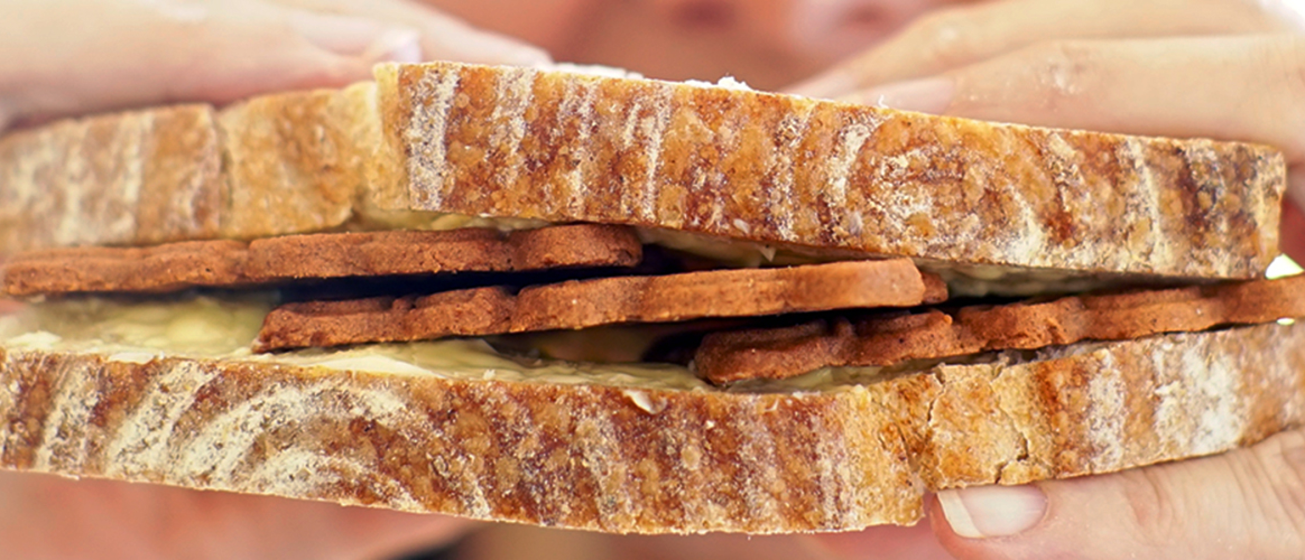 Speculaas op brood, daar kun je mij voor wakker maken