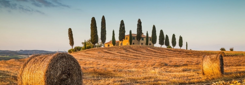 Toscaanse boerderij met strobalen