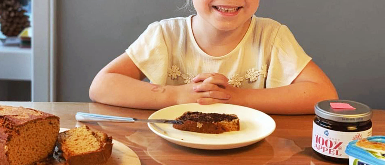 Danique van As met glutenvrije boterham - Marije Bakt Brood