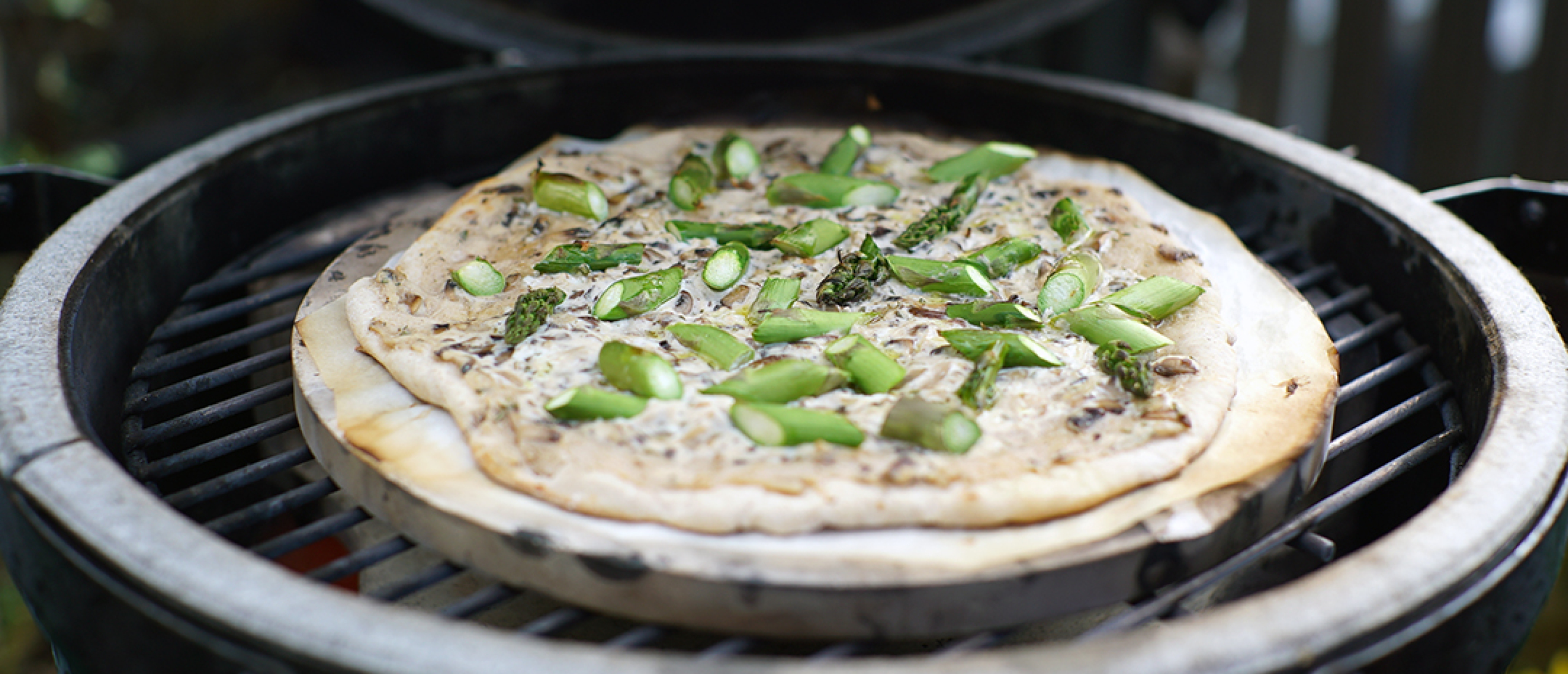 Meergranen desem pizza met allerlei lekkers erop