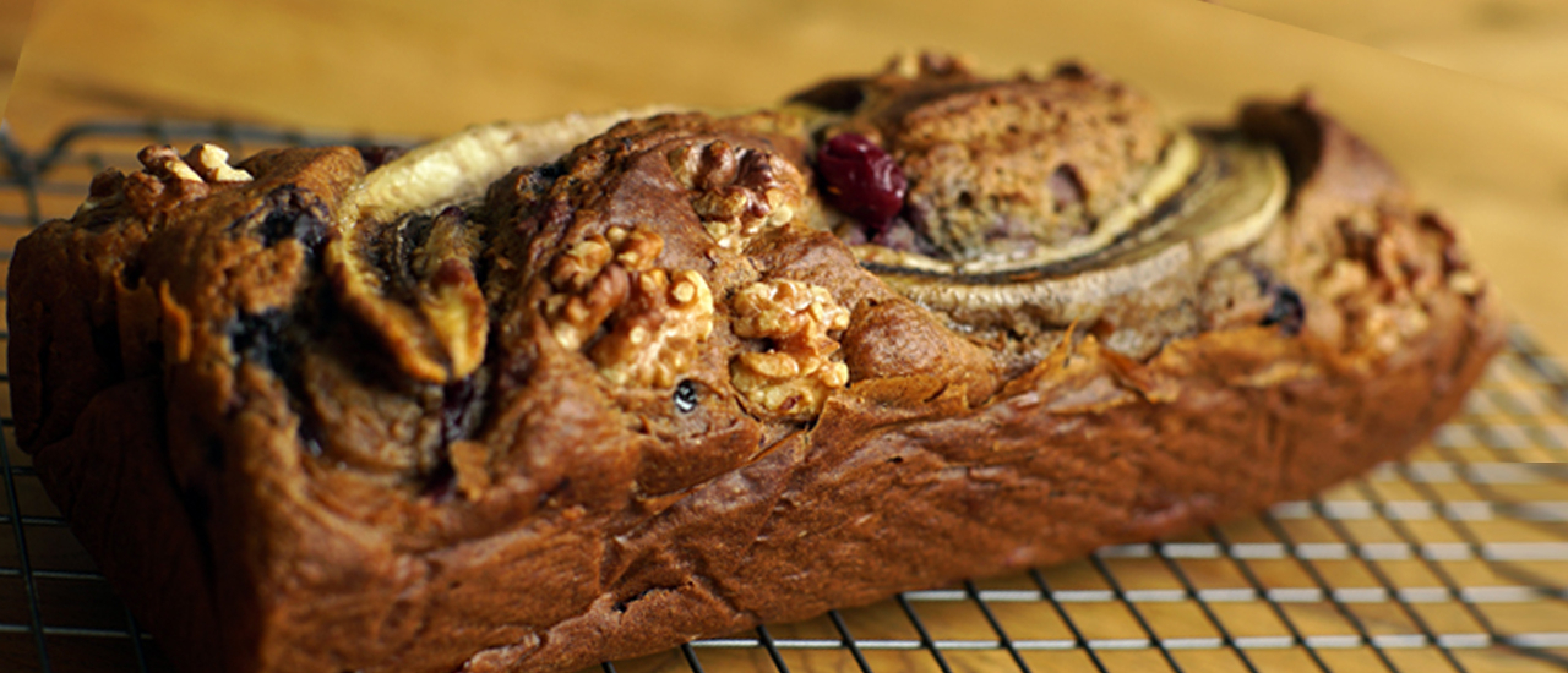 Glutenvrij bananenbrood met bessen & noten