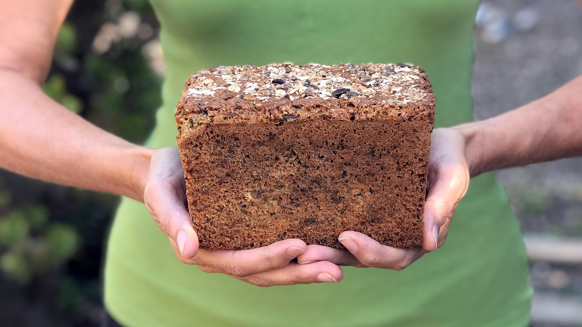 Glutenvrij brood in handen Marije Bakt Brood