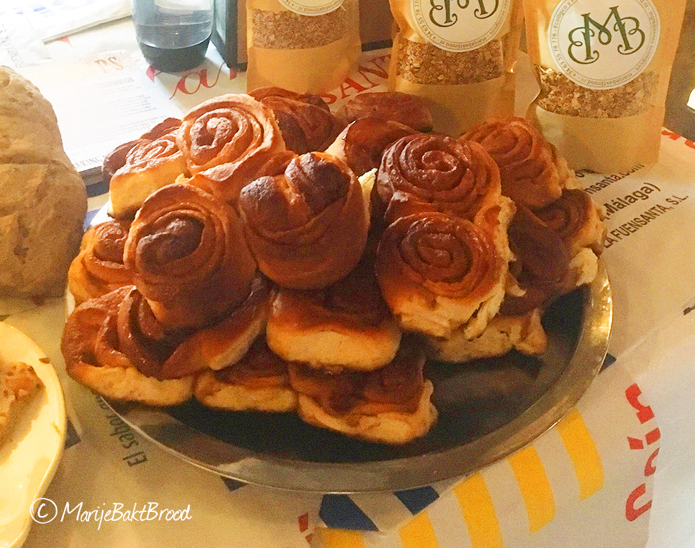 Kaneelbroodjes op een schaal - Marije Bakt Brood