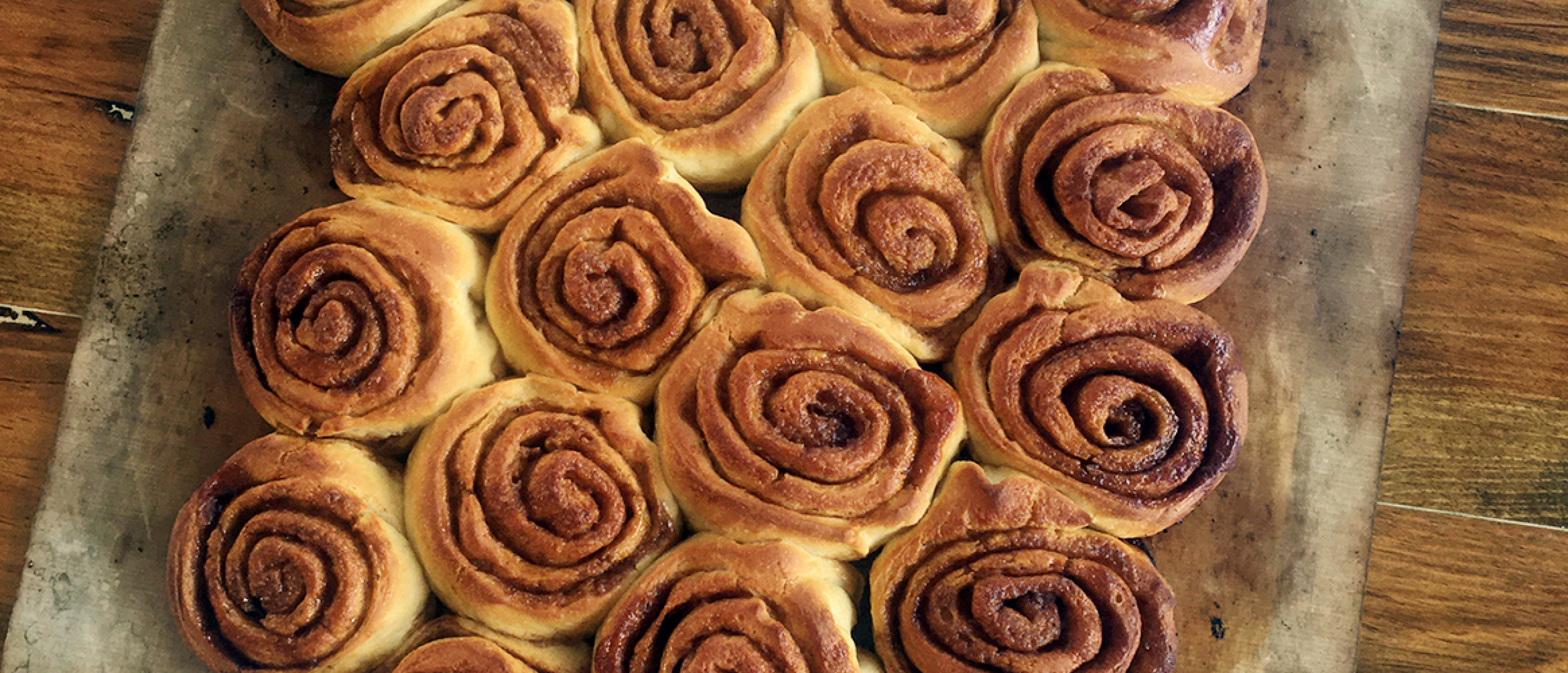 Kleverige kaneelbroodjes met kardemom - Marije Bakt Brood