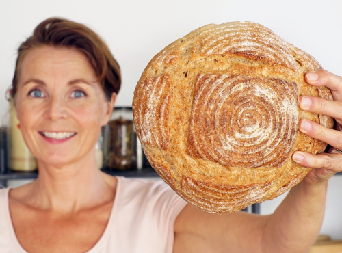 Marije met ambachtelijk brood in haar hand