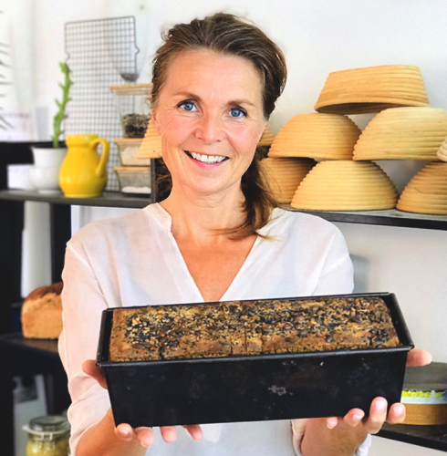 Marije met glutenvrij brood in bakblik - Marije Bakt Brood