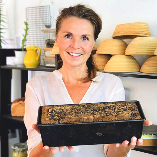 Marije met glutenvrij brood in bakblik - Marije Bakt Brood