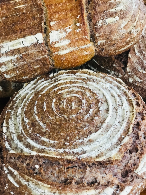 Rustieke volkorenboule, strepen van rijsmandje, meergranen volkorenbrood volkoren meergranenbrood