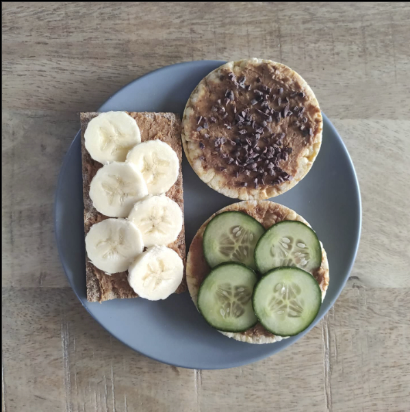 pindakaas met komkommer op brood - Marije Bakt Brood