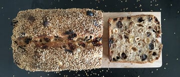 Royaal rozijnenbrood met hazelnoten