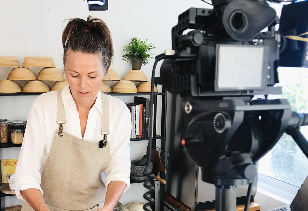 setfoto Marije met camera - Marije Bakt Brood