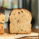 Speltbrood met zwart sesamzaad close - Marije Bakt Brood