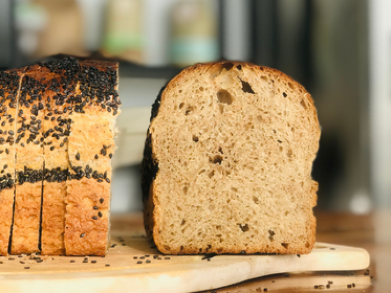 Speltbrood met zwart sesamzaad close - Marije Bakt Brood