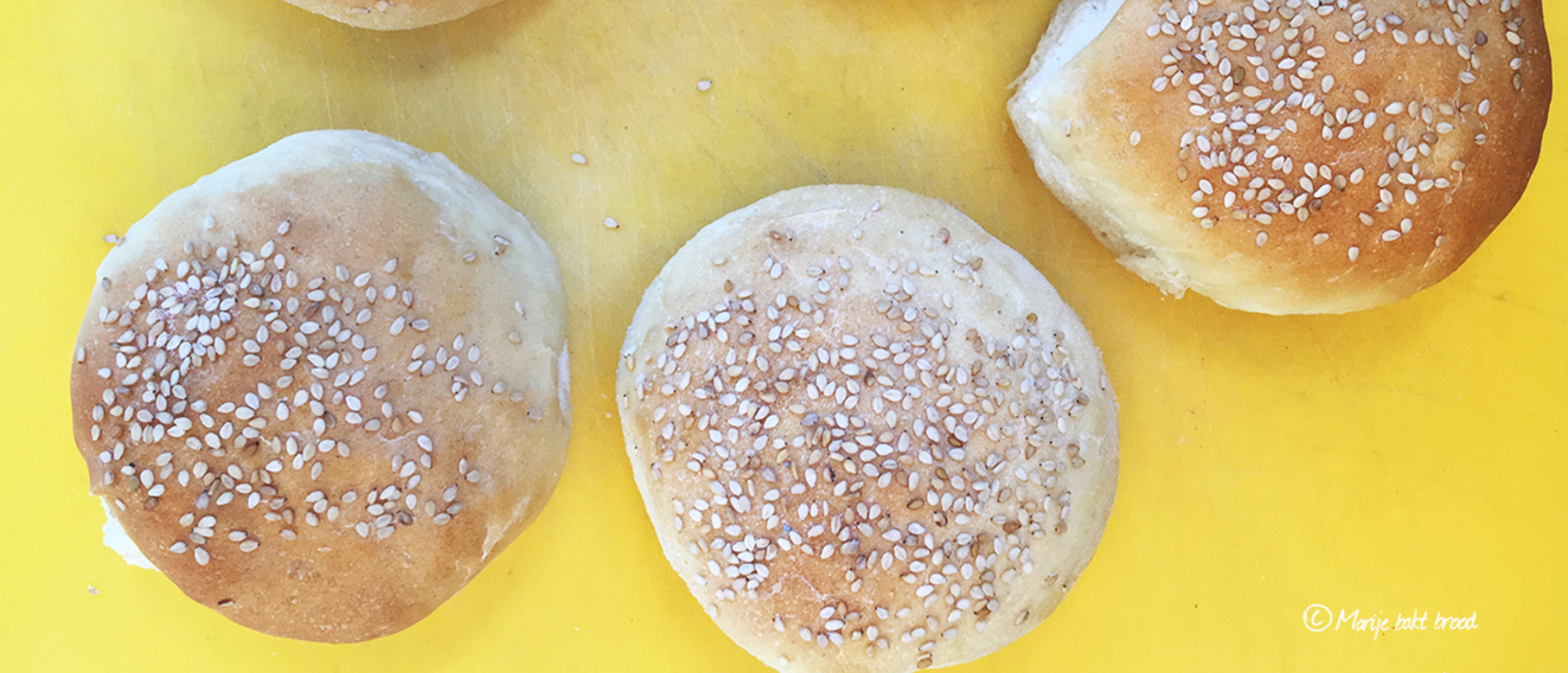 Hamburgerbroodjes met sesamzaadjes