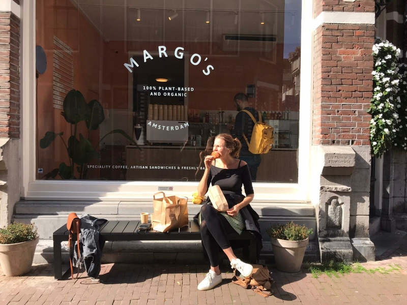 Marije op een bankje bij Margo´s - Marije Bakt Brood