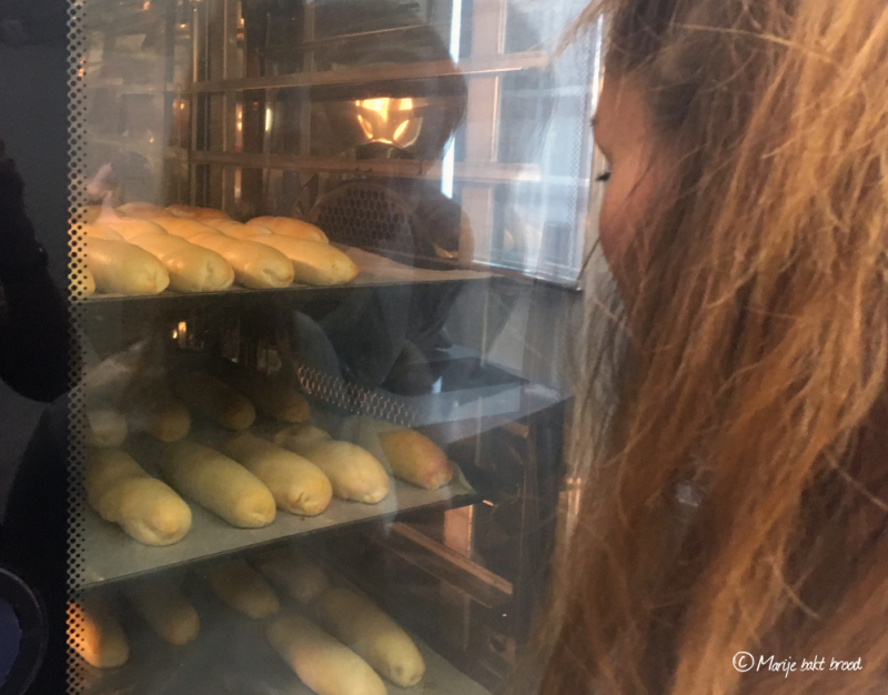 Worstenbroodjes in de oven - Marije Bakt Brood