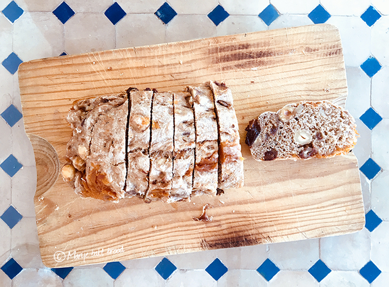 Abrikozenbrood op een broodplank - Marije Bakt Brood