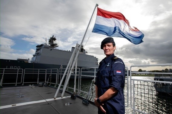 vrouwelijke marine van de defensie