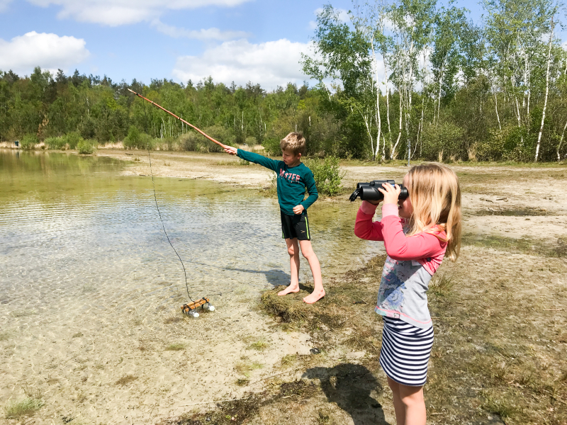 Spelen aan het canadameer met kinderen